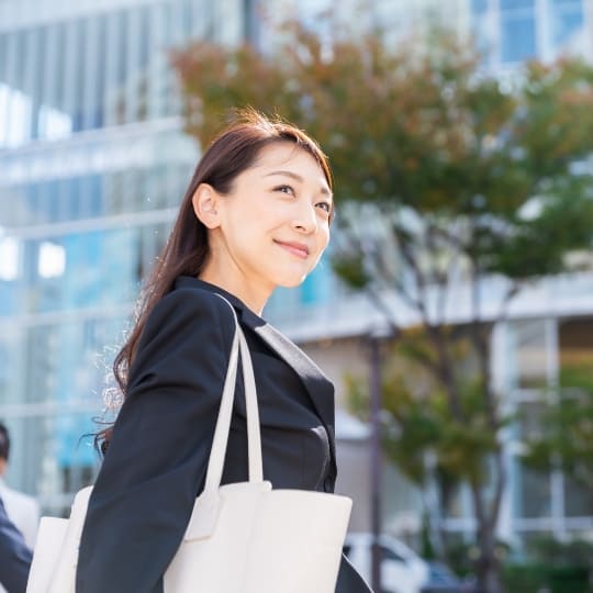 スーツ姿の女性