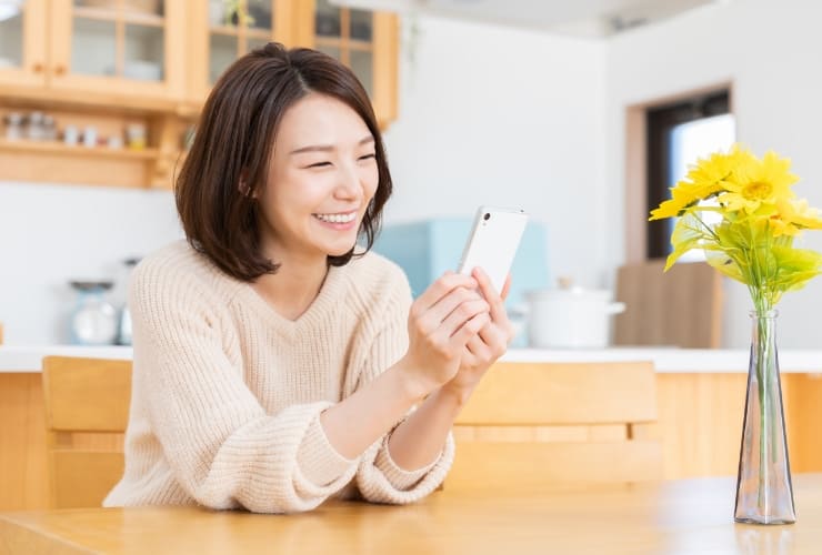 携帯を見る女性